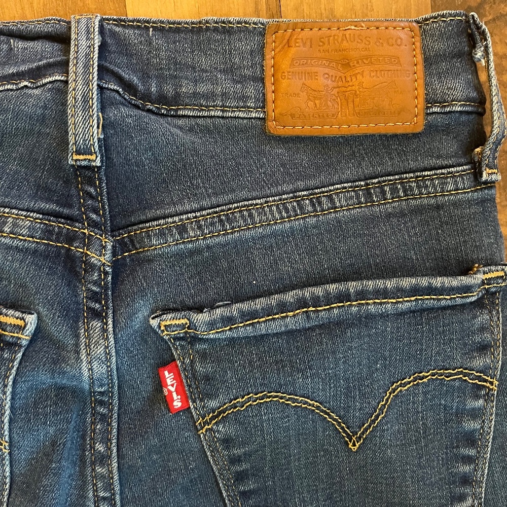 Levis 724 High-Rise Straight Jeans